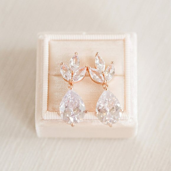 David's Bridal Rose Gold Crystal Earrings & Necklace set NWT - Picture 4 of 6